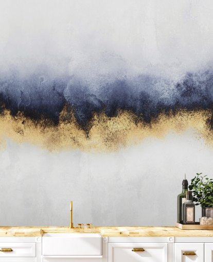 mural de papel pintado abstracto azul marino, dorado y blanco llamado Blue Mist de Elisabeth Fredriksson para dormitorios o salas de estar
