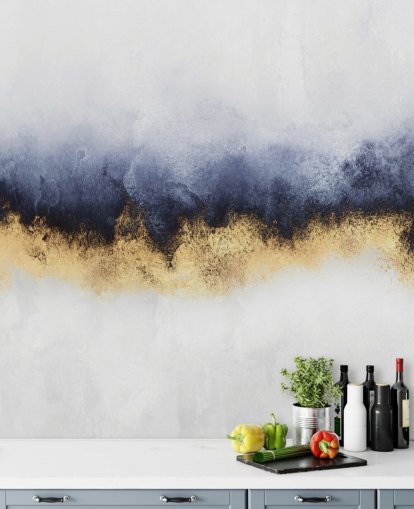 mural de papel pintado abstracto azul marino, dorado y blanco llamado Blue Mist de Elisabeth Fredriksson para dormitorios o salas de estar
