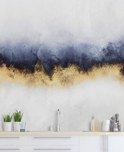 mural de papel pintado abstracto azul marino, dorado y blanco llamado Blue Mist de Elisabeth Fredriksson para dormitorios o salas de estar