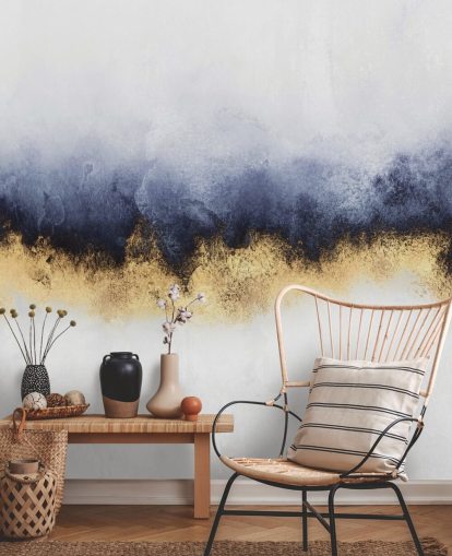 abstrakte Wandtapete in Marineblau, Gold und Weiß namens Blue Mist von Elisabeth Fredriksson für Schlafzimmer oder Wohnzimmer abstrakte Wandtapete in Marineblau, Gold und Weiß namens Blue Mist von Elisabeth Fredriksson für Schlafzimmer oder Wohnzimmer