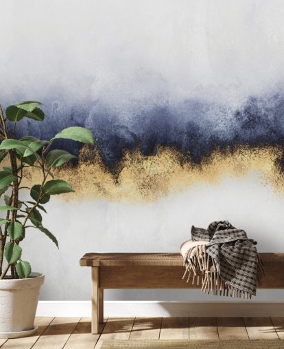 carta da parati astratta blu scuro, oro e bianco chiamata Blue Mist di Elisabeth Fredriksson per camere da letto o salotti