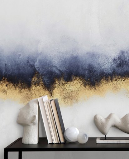 marinblå, guld och vit abstrakt tapetväggmålning kallad Blue Mist av Elisabeth Fredriksson för sovrum eller vardagsrum