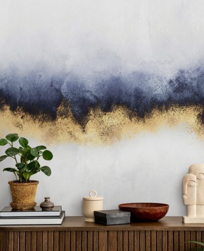mural de papel pintado abstracto azul marino, dorado y blanco llamado Blue Mist de Elisabeth Fredriksson para dormitorios o salas de estar