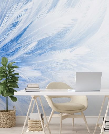 Mural azul claro con estampado de plumas