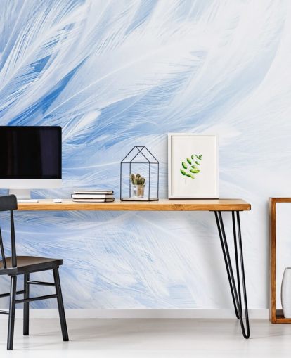 Hellblaues Wandbild mit Federdruck