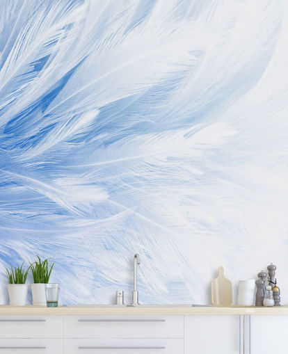 Decorazione murale con stampa di piume blu chiaro