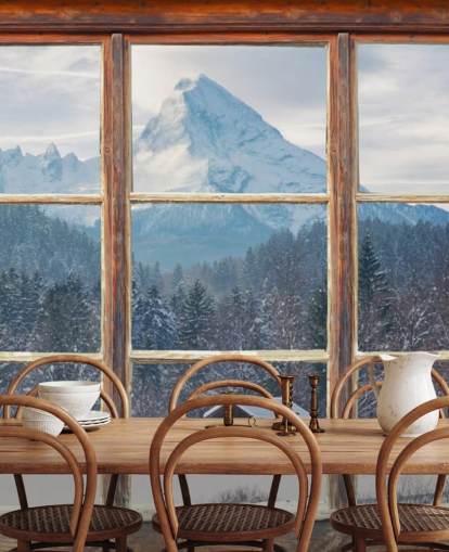 Hintergrundbild mit Blick auf die verschneiten Berge mit Fensterblick
