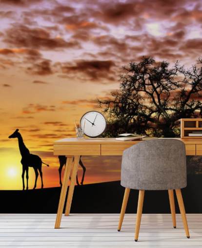 Giraffen- und Elefanten-Silhouetten vor Sonnenuntergangshimmel-Tapete