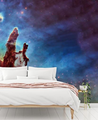 Garra de nebulosa naranja sobre fondo colorido