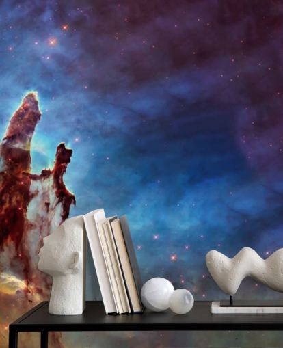 Orange Nebelklaue vor buntem Hintergrund