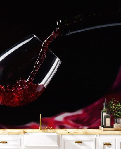 Carta da parati con vino rosso in vetro