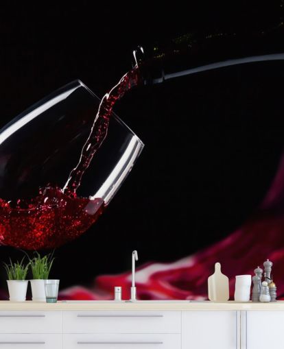 Carta da parati con vino rosso in vetro