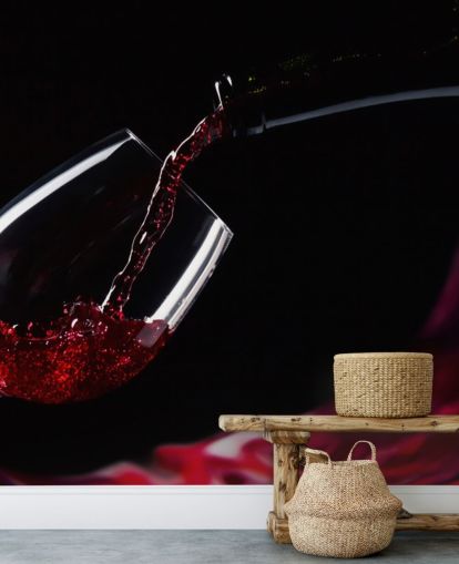 Carta da parati con vino rosso in vetro
