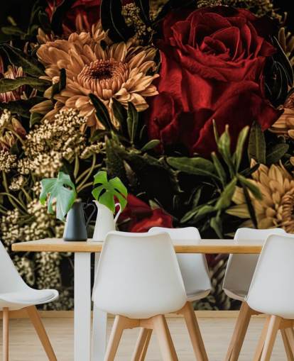 Donker bloemen behang met rozen en bloemen