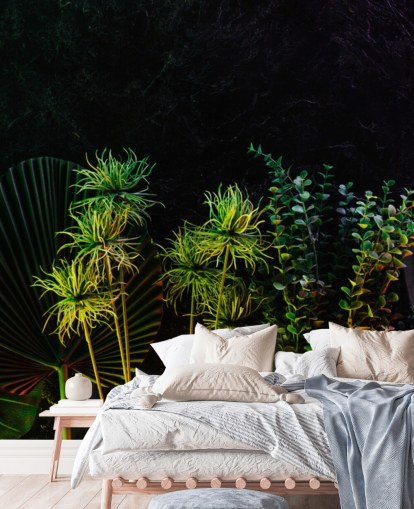 Plantas tropicales iluminadas por la luna