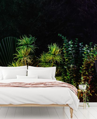 Plantas tropicales iluminadas por la luna