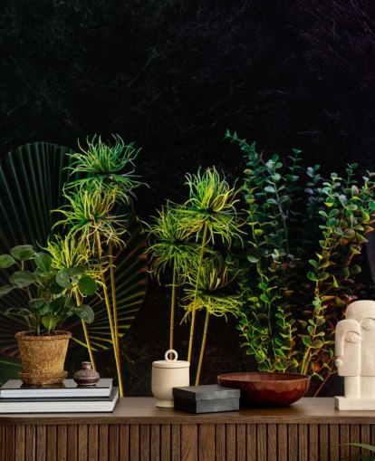 Plantas tropicales iluminadas por la luna