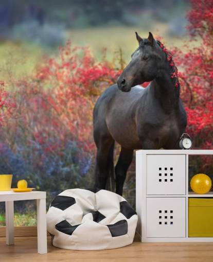 Mural de pared Caballo negro rodeado de arbustos de frutos rojos y bayas en melena