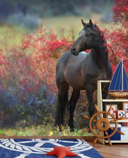 Cavalo preto cercado por arbustos de bagas vermelhas e bagas no mural de parede de juba