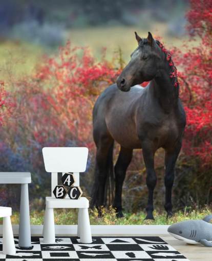 Schwarzes Pferd umgeben von roten Beerensträuchern und Beeren in der Mähne Fototapete