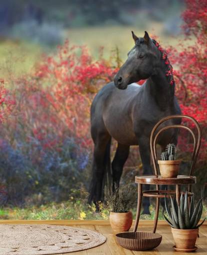 Decorazione murale con cavallo nero circondato da cespugli di bacche rosse e bacche nella criniera