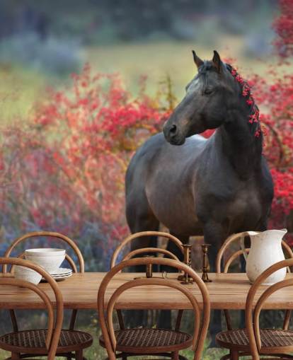 Decorazione murale con cavallo nero circondato da cespugli di bacche rosse e bacche nella criniera Decorazione murale con cavallo nero circondato da cespugli di bacche rosse e bacche nella criniera