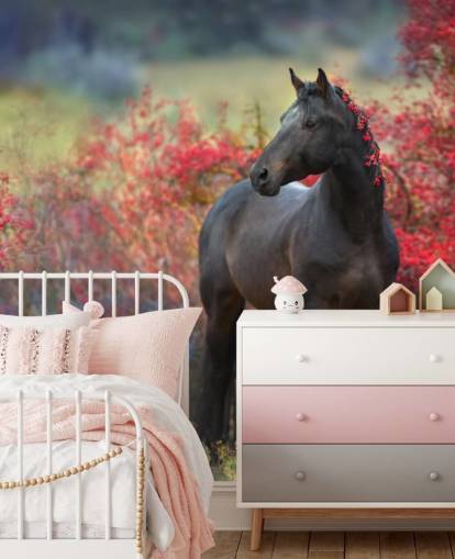 Decorazione murale con cavallo nero circondato da cespugli di bacche rosse e bacche nella criniera Decorazione murale con cavallo nero circondato da cespugli di bacche rosse e bacche nella criniera