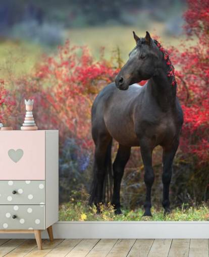 Decorazione murale con cavallo nero circondato da cespugli di bacche rosse e bacche nella criniera Decorazione murale con cavallo nero circondato da cespugli di bacche rosse e bacche nella criniera