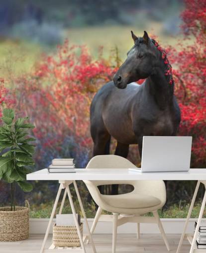 Schwarzes Pferd umgeben von roten Beerensträuchern und Beeren in der Mähne Fototapete