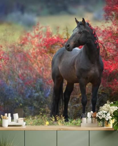 Mural de pared Caballo negro rodeado de arbustos de frutos rojos y bayas en melena
