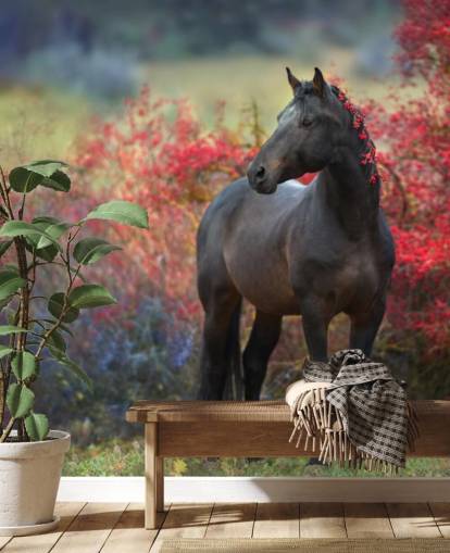 Decorazione murale con cavallo nero circondato da cespugli di bacche rosse e bacche nella criniera Decorazione murale con cavallo nero circondato da cespugli di bacche rosse e bacche nella criniera