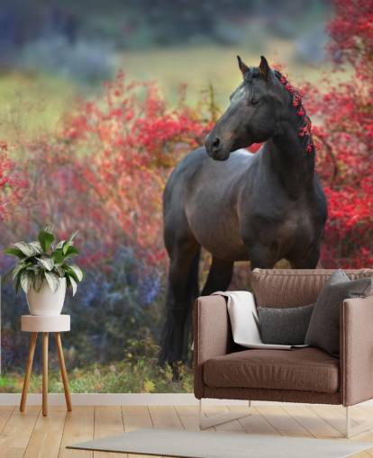 Cavalo preto cercado por arbustos de bagas vermelhas e bagas no mural de parede de juba