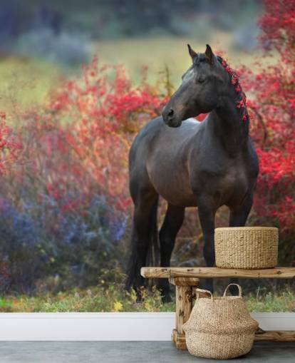 Decorazione murale con cavallo nero circondato da cespugli di bacche rosse e bacche nella criniera