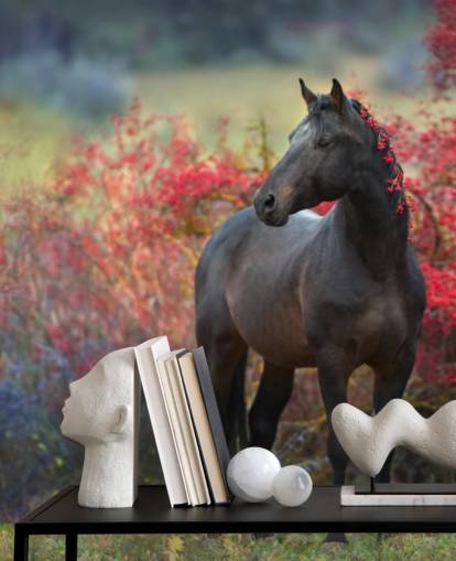 Schwarzes Pferd umgeben von roten Beerensträuchern und Beeren in der Mähne Fototapete