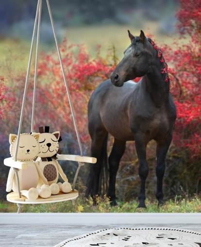 Cavalo preto cercado por arbustos de bagas vermelhas e bagas no mural de parede de juba Cavalo preto cercado por arbustos de bagas vermelhas e bagas no mural de parede de juba