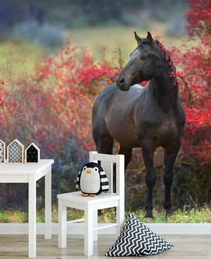 Decorazione murale con cavallo nero circondato da cespugli di bacche rosse e bacche nella criniera Decorazione murale con cavallo nero circondato da cespugli di bacche rosse e bacche nella criniera