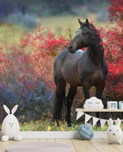 Decorazione murale con cavallo nero circondato da cespugli di bacche rosse e bacche nella criniera