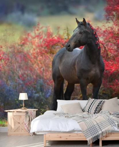 Cavalo preto cercado por arbustos de bagas vermelhas e bagas no mural de parede de juba