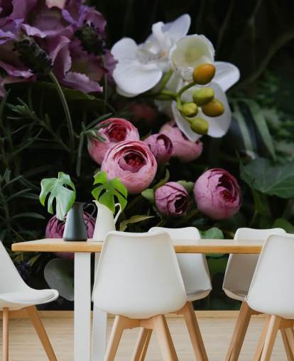 Romantischer Blumenstrauß auf dunklem Hintergrund