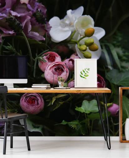 Romantischer Blumenstrauß auf dunklem Hintergrund