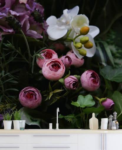 Romantischer Blumenstrauß auf dunklem Hintergrund