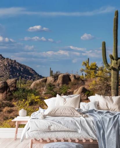 Cactus in stoffig landschap met bergachtergrondbehang