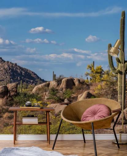 Cactus dans un paysage poussiéreux avec fond d'écran de montagne