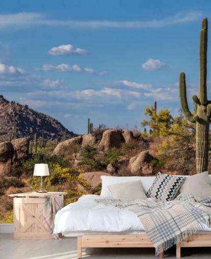 Cactus dans un paysage poussiéreux avec fond d'écran de montagne