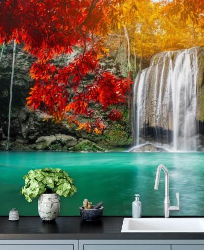 árboles naranjas y amarillos por cascada fondo de pantalla