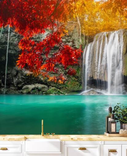 orange und gelbe Bäume von Wasserfall Tapete