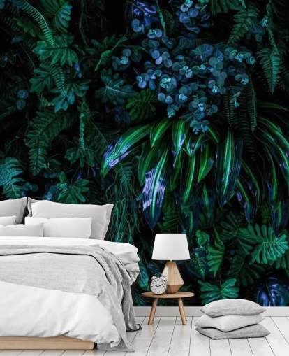 carta da parati tropicale personalizzata blu scuro e verde chiamata Luscious Tropical Wall per camere da letto