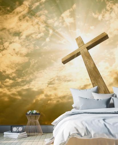 Decorazione murale con croce contro il cielo