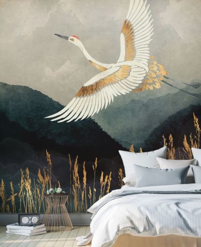 Personalisierbare orientalische Tapete in Gold und Marineblau namens Elegant Flight von SpaceFrog Designs für Wohn- oder Schlafzimmer