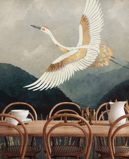 Personalisierbare orientalische Tapete in Gold und Marineblau namens Elegant Flight von SpaceFrog Designs für Wohn- oder Schlafzimmer